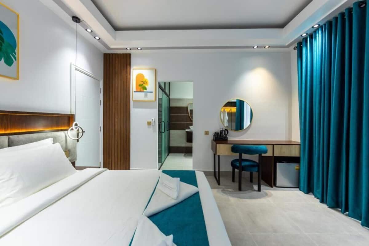 Deluxe-huvila, parveke, järvinäköala | Tallelokero huoneessa, työpöytä, silitysrauta/-lauta, ilmainen Wi-Fi