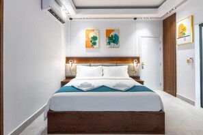 Deluxe-huvila, parveke, järvinäköala | Tallelokero huoneessa, työpöytä, silitysrauta/-lauta, ilmainen Wi-Fi