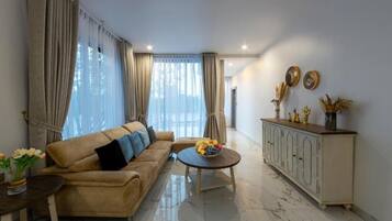 Deluxe-huvila, parveke, järvinäköala | Oleskelualue