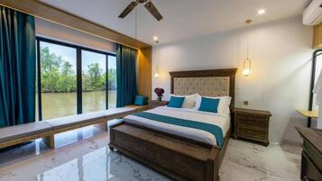 Deluxe villa, balkon, uitzicht op meer | Een kluis op de kamer, een bureau, een strijkplank/strijkijzer