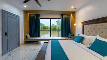 Biệt thự Deluxe, ban công, quang cảnh hồ | Két bảo mật tại phòng, bàn, bàn ủi/dụng cụ ủi quần áo