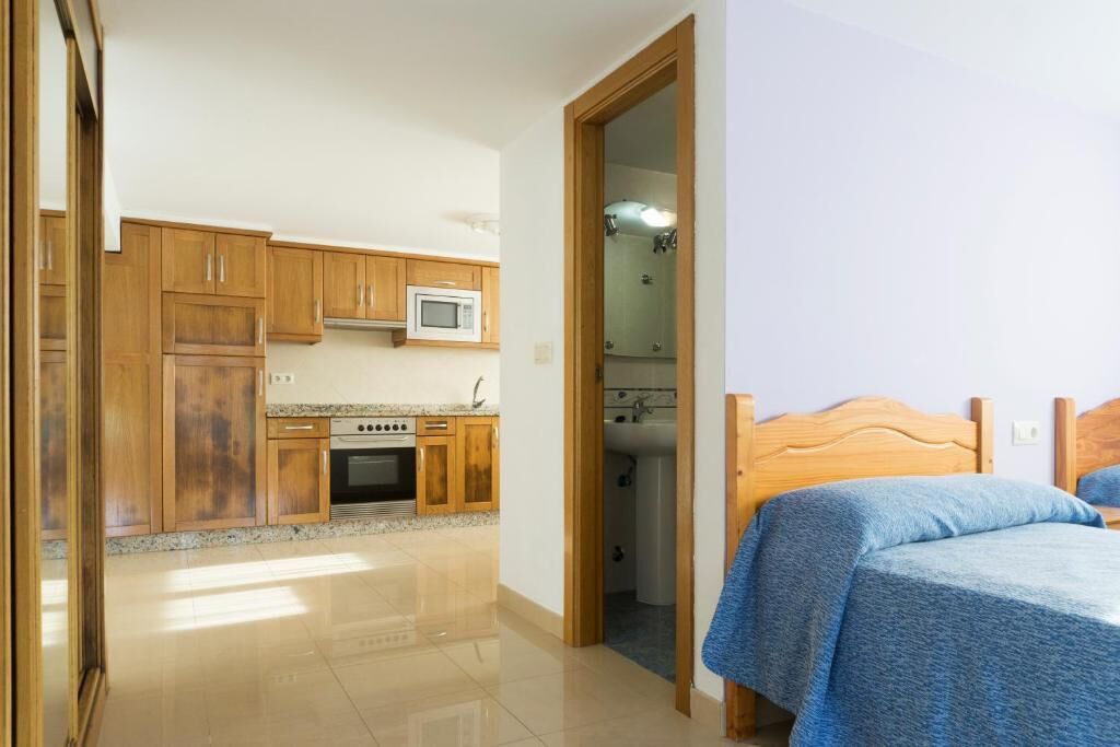 Estudio, vista al jardín | Tabla de planchar con plancha y wifi gratis 