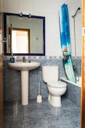 Ein Badezimmer mit Waschbecken, Toilette und Dusche.