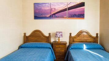 Apartamento, 2 habitaciones, vistas al jardín | Tabla de planchar con plancha, wifi gratis, accesible en silla de ruedas