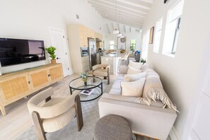 Smart TV, books - Multi Family Resort Like Getaway (Miami)
