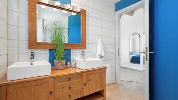 Deluxe Villa, Sea View | Bathroom | Shower, hair dryer, towels