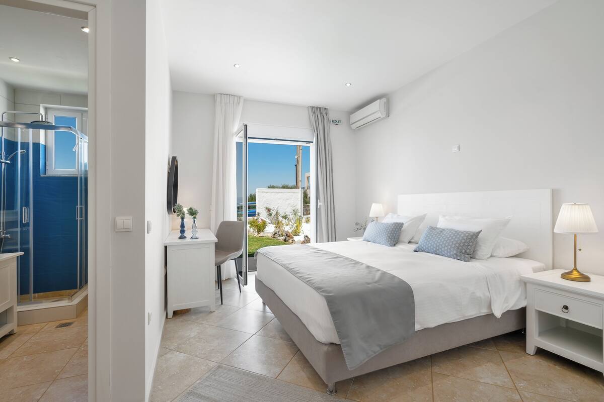 Deluxe-villa - havudsigt | Pengeskab på værelset, skrivebord, arbejdsområde til bærbare computere