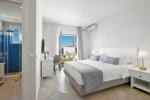 Deluxe-villa - havudsigt | Pengeskab på værelset, skrivebord, arbejdsområde til bærbare computere