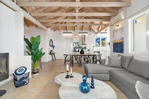 Deluxe-Villa, Meerblick | Wohnbereich | 50-Zoll-Smart-TV mit Digitalempfang, Kamin, Netflix