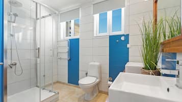 Deluxe-villa - havudsigt | Badeværelse | Bruser, hårtørrer, håndklæder