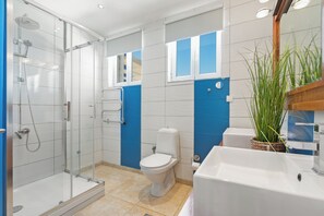 Deluxe-villa - havudsigt | Badeværelse | Bruser, hårtørrer, håndklæder