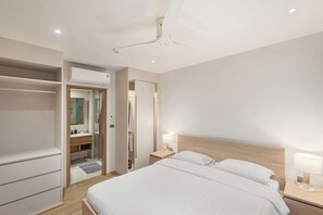 Caja de seguridad en la habitación y tabla de planchar con plancha 