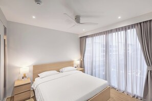 Caja de seguridad en la habitación y tabla de planchar con plancha 