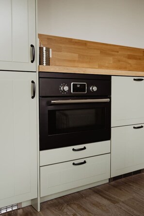 冷蔵庫、電子レンジ、オーブン、コンロ