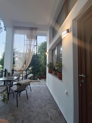 Outdoor dining - Isidora Apartments (Zagora-Mouresi)