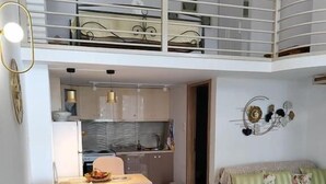 A modern apartment with a living area, kitchen, and a balcony. - Isidora Apartments (Zagora-Mouresi)