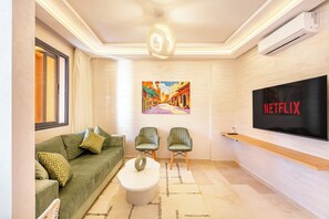 Living area - Fabulous 2-Bedroom Apartment with AC in Marrakech City Center (Marrakech)