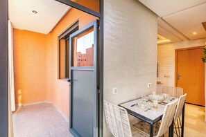 Outdoor dining - Fabulous 2-Bedroom Apartment with AC in Marrakech City Center (Marrakech)