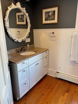 Chuveiro, secador de cabelo, toalhas de banho, sabonete