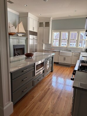 Microondas, horno, parrilla de estufa y lavavajillas 