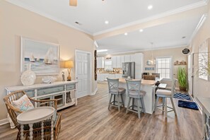 Interior - Private House, pet friendly, 0.3 miles from beach + Free Attraction Tickets! (North Myrtle Beach)
