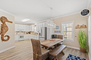 Dining - Private House, pet friendly, 0.3 miles from beach + Free Attraction Tickets! (North Myrtle Beach)