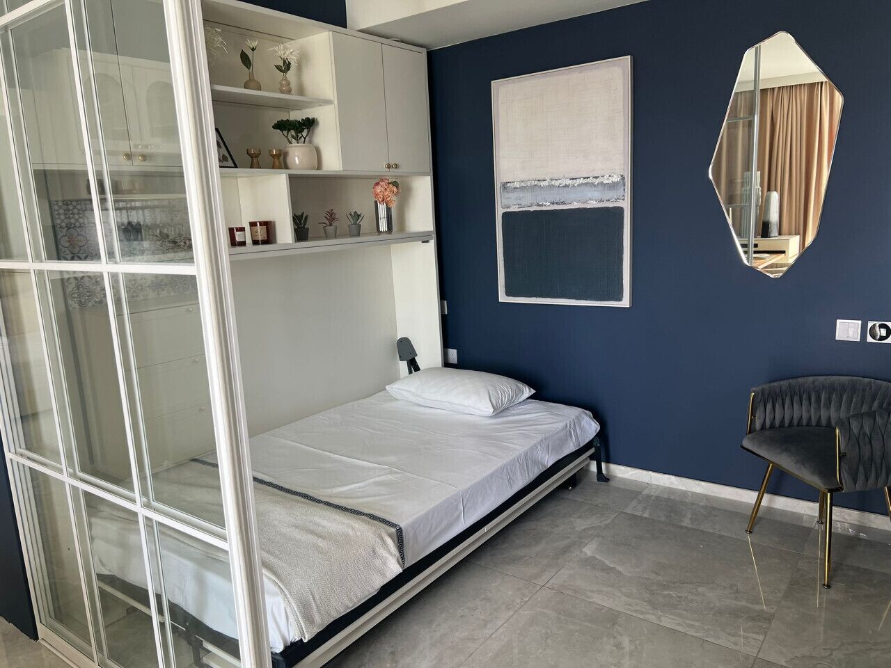 Escritorio, tabla de planchar con plancha, wifi y ropa de cama 