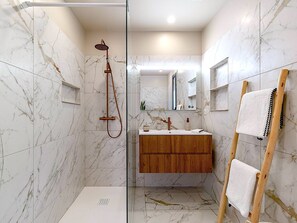 Douche, serviettes fournies, papier toilette