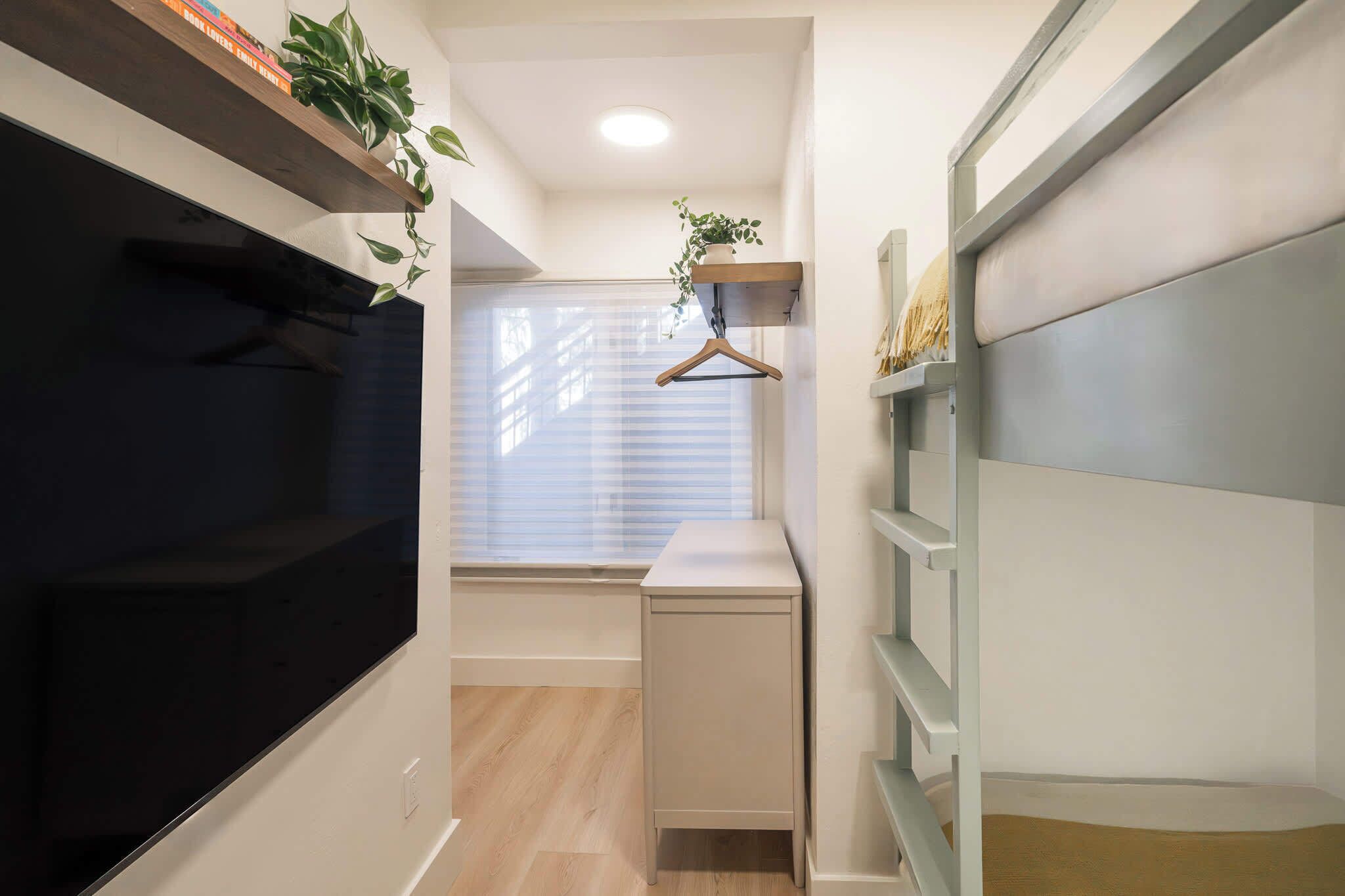 Een strijkplank/strijkijzer, reisbedje, wifi, beddengoed