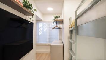 Een strijkplank/strijkijzer, reisbedje, wifi, beddengoed