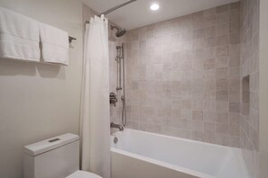 Douche, sèche-cheveux, serviettes fournies