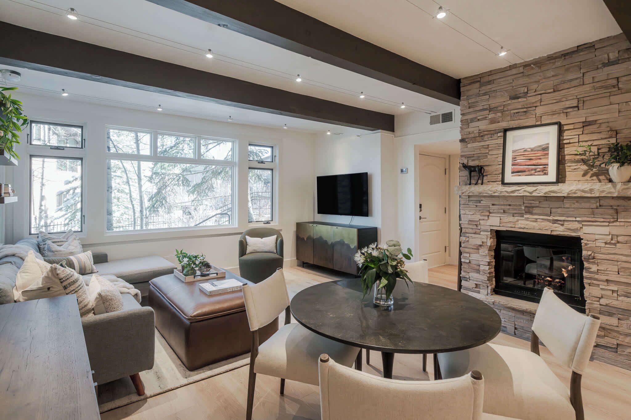 Televisión, chimenea, estéreo, oficina