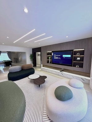 Appartement économique, balcon, vue sur la ville | Intérieur