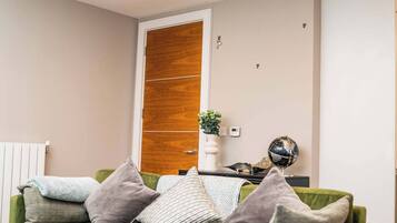 Apartment, 3 Bedrooms, Accessible, Smoking | Living room