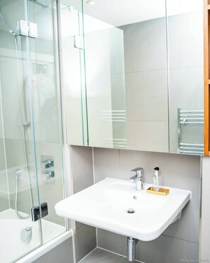 Apartment, 3 Bedrooms, Accessible, Smoking | Bathroom - Luxurious 3-bedroom Apartment With Private Indoor Pool in London (London)