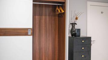 Apartment, 3 Bedrooms, Accessible, Smoking | 3 bedrooms