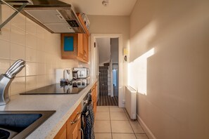 Refrigerador, microondas, horno y cafetera y tetera 