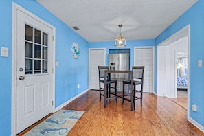 Dining - Cozy Lakefront Retreat Near Gulf Beaches & Dining (St. Petersburg)
