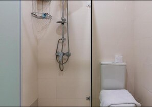 Dusche, kostenlose Toilettenartikel, Haartrockner, Hausschuhe