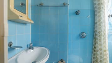 Apartamento básico | Banheiro | Chuveiro