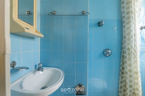 Basic Apartment | Bilik Mandi | Pancuran mandi 