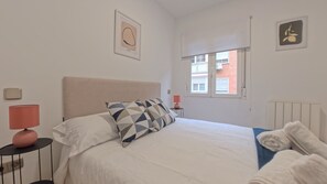 Appartement Confort, accessible aux personnes malentendantes, climatisation | Rideaux occultants, fer et planche à repasser, Wi-Fi gratuit