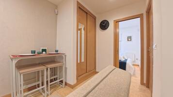 Rideaux occultants, fer et planche à repasser, Wi-Fi gratuit