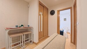 Rideaux occultants, fer et planche à repasser, Wi-Fi gratuit