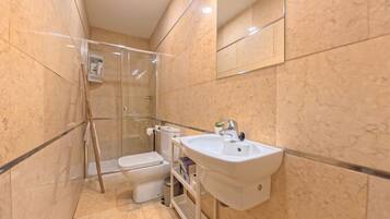 Appartement Confort, accessible aux personnes malentendantes, climatisation | Salle de bain | Douche, articles de toilette gratuits, sèche-cheveux