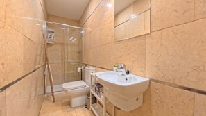 Appartement Confort, accessible aux personnes malentendantes, climatisation | Salle de bain | Douche, articles de toilette gratuits, sèche-cheveux