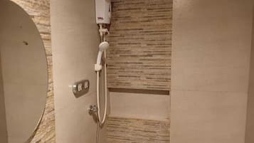 Douche, serviettes fournies, savon, shampoing