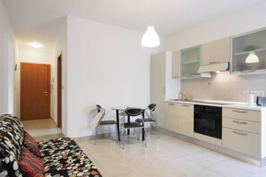 Interior - Enjoy a stylish 1-bedroom apartment in the heart of Sliema, just steps from the promenade, beaches, cafés, and bus stops. Fully equipped with Wi-Fi, air conditioning, and kitchen — ideal for couples or small families visiting Malta. (Tas-Sliema)