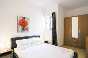 Iron/ironing board, free WiFi, bed sheets - Enjoy a stylish 1-bedroom apartment in the heart of Sliema, just steps from the promenade, beaches, cafés, and bus stops. Fully equipped with Wi-Fi, air conditioning, and kitchen — ideal for couples or small families visiting Malta. (Tas-Sliema)