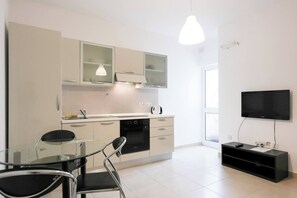 Fridge, oven, stovetop, toaster - Enjoy a stylish 1-bedroom apartment in the heart of Sliema, just steps from the promenade, beaches, cafés, and bus stops. Fully equipped with Wi-Fi, air conditioning, and kitchen — ideal for couples or small families visiting Malta. (Tas-Sliema)